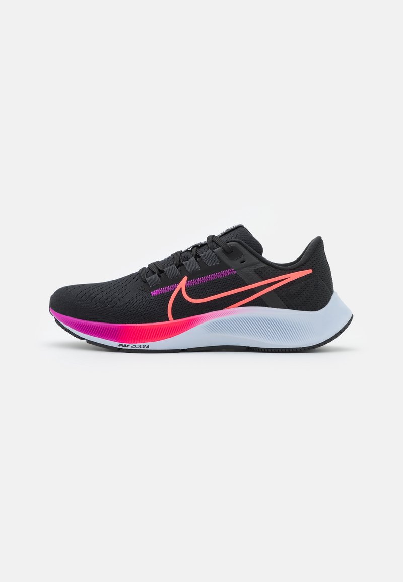 Baskets de sport noires avec des détails roses et violets et une semelle blanche affichant le logo Nike Air Zoom sur le côté.