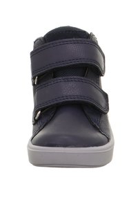 Scarpa in pelle blu navy con due cinturini in velcro, punta tondeggiante e suola in gomma grigia. Presenta dettagli in pelle testurizzata e accenti in rete sulla linguetta.