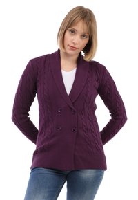 Lila, kabelgestrickte Strickjacke mit Schalkragen, doppelter Knopfleiste und gerippten Bündchen. Weiche Textur, halblange Passform.