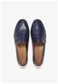 Tummansiniset nahkaloaferit, joissa on sileä pinta, vaakasuorat ommel yksityiskohdat ja pehmeä, vaaleanruskea pohja.