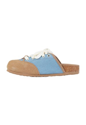 Zoccolo slip-on con tessuto blu e tomaia in suede color cuoio, lacci bianchi e suola con texture sughero, mostrato di profilo su sfondo bianco.