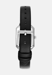 Schwarzes Lederarmband mit silberner Metallschließe. Sechseckiges Gehäuse, minimalistisches Design, mit einer einzelnen Krone und mehreren Einstelllöchern.