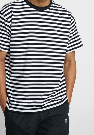 Schwarz-weiß gestreiftes T-Shirt mit rundem Ausschnitt. Verfügt über ein kleines Logo auf der Brust. Der Stoff wirkt weich und lässig im Design.