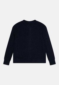 Mørkeblå strikket genser med strukturelt kabelformet mønster, ribbede mansjetter og kant, rund hals og klassisk passform.