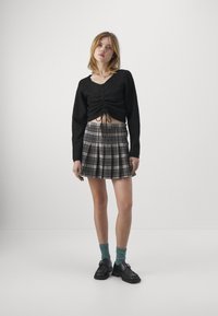 ONLY ONLCHELSEA CHECK SKIRT - Gonna a pieghe - black/white