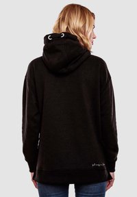 Sudadera negra con tejido texturizado, cuenta con capucha con cordón, corte relajado y detalle de texto bordado en el dobladillo.
