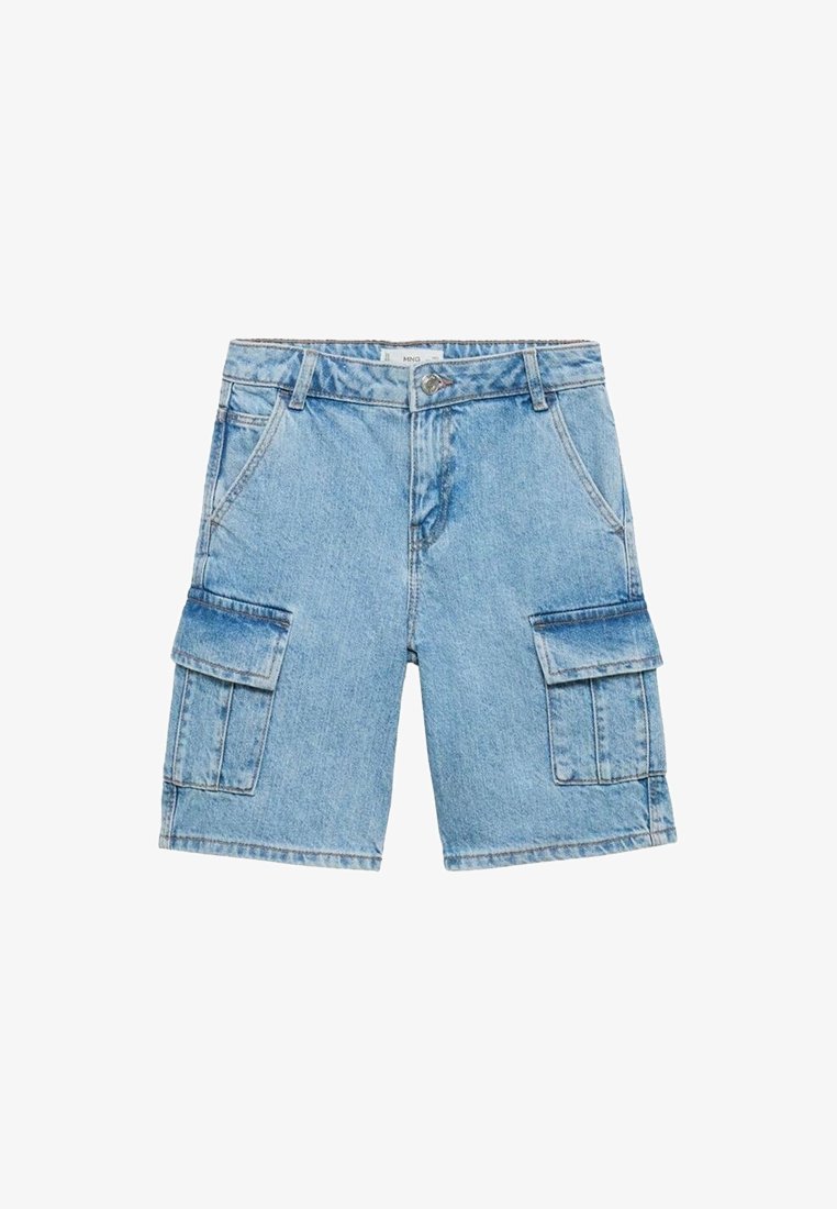 Shorts cargo en denim bleu clair avec poches à rabat latérales, poches avant, passants pour ceinture et fermeture par bouton.