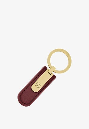 Sleutelhanger met bordeaux getextureerde leren hanger en goudkleurige metalen plaat en ring, met het reliëflogo van het merk op het leer en "BOSS" op de ring.
