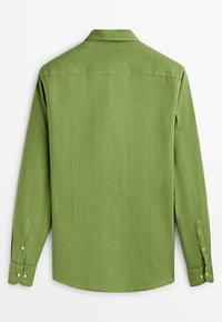Grøn skjorte med lange ærmer og knapper, med krave, vist bagfra på en ensfarvet hvid baggrund.