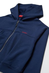 Navy plava zip-up dukserica izrađena od mekanog materijala, s visokim ovratnikom, prednjim džepovima i crvenim logotipom na prsima.