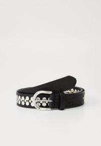 Ceinture en cuir noir avec un design clouté rond en argent et une boucle métallique. La texture est lisse avec une finition brillante sur les clous.