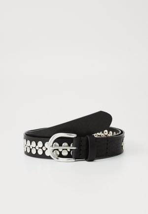 Ceinture en cuir noir avec un design clouté rond en argent et une boucle métallique. La texture est lisse avec une finition brillante sur les clous.