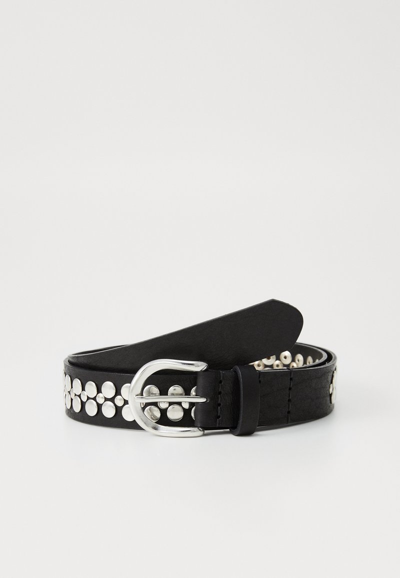 Cinturón de cuero negro con un diseño de tachuelas redondas en plata y una hebilla metálica. La textura es suave con un acabado brillante en las tachuelas.