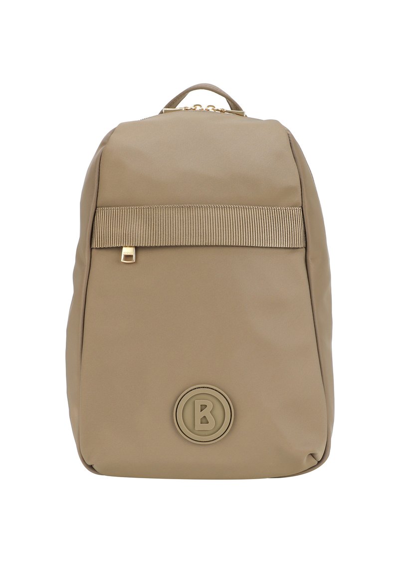 Beige nylon batoh s hladkým povrchem, který má horizontální popruh a kulatý logový akcent na přední straně. Zlaté kovové detaily.