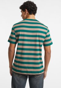 Guess Jeans STRIPED - Marškinėliai su spaudiniu - mehrfarbig grün