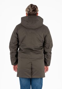 Parka impermeabile khaki con cappuccio, tessuto morbido, maniche lunghe e vestibilità leggermente aderente. Design semplice senza hardware visibile.
