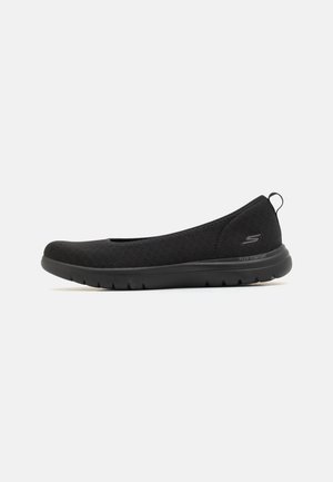 Melni slip-on apavi ar elastīgu zoli, izgatavoti no teksturēta auduma ar elpojošu dizainu. Iekļauj mīkstinājumus komfortam un aizmugurējo cilpu.