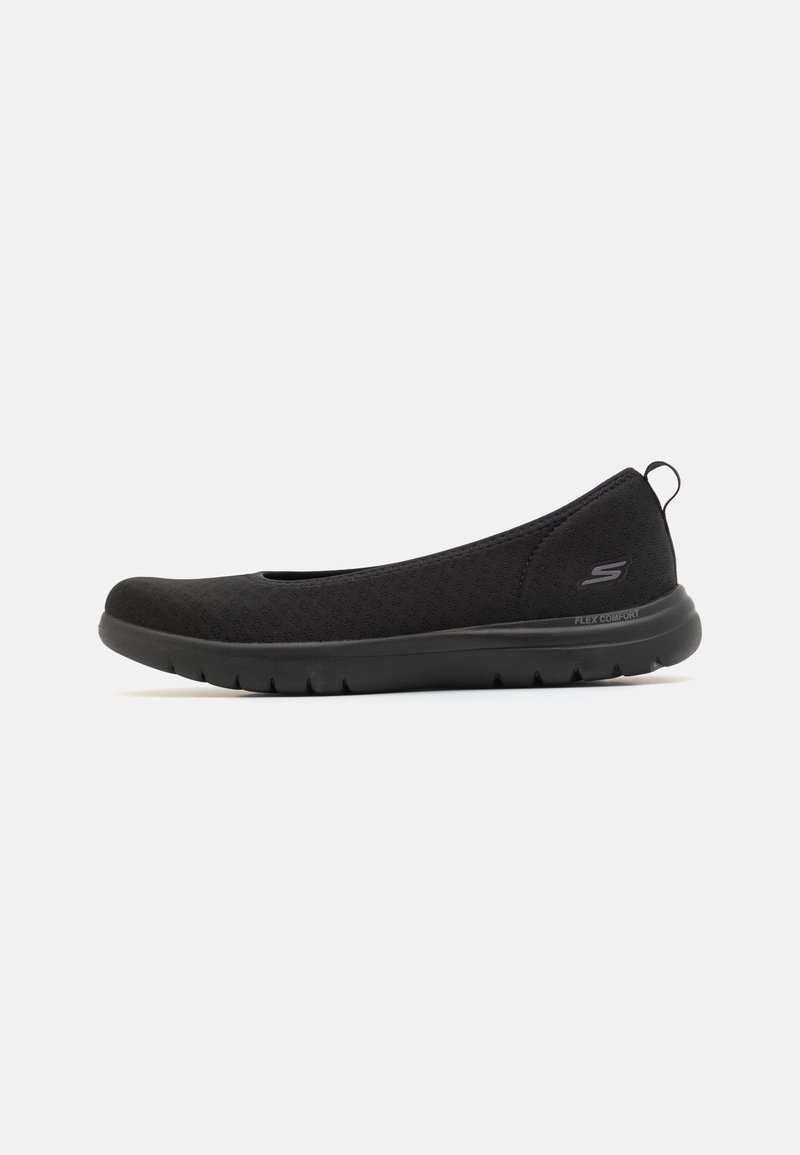 Schwarze Slipper mit flexibler Sohle, gefertigt aus texturiertem Stoff mit atmungsaktivem Design. Mit Polsterung für Komfort und einer Zugschlaufe hinten.