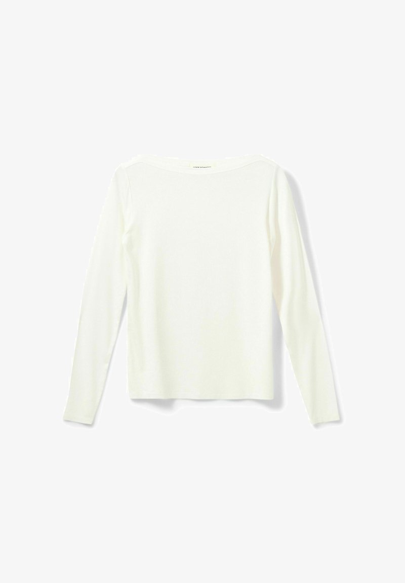 Dlhý rukáv top v mäkkom bielom materiáli s rebrovanou textúrou, s širokým výstrihom a priliehavým strihom. Žiadne viditeľné grafiky alebo ozdoby.