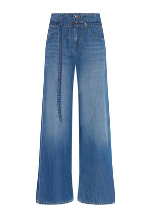 Jean large en denim léger, avec une teinte bleue délavée, fermeture à bouton et passants de ceinture. Coupe droite avec une texture lisse.