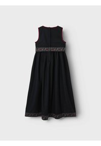 Schwarzes ärmelloses Kleid mit engem Oberteil und ausgestelltem Rock. Besticktes Blumenmuster entlang der Taille und des Saums, mit kontrastierendem burgunderfarbigen Besatz.