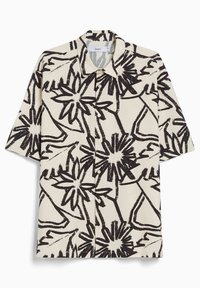 Košile s krátkým rukávem z krémové tkaniny s výrazným černým květinovým potiskem. Klasický límec, zapínání na knoflíky vpředu a uvolněný střih.