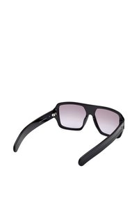 Ochelari de soare negri, de forma dreptunghiulara, cu lentile gradient. Brate negre slim, cu o usoara curbură, evidențiind un design minimalistic fără nicio embellisment vizibil.