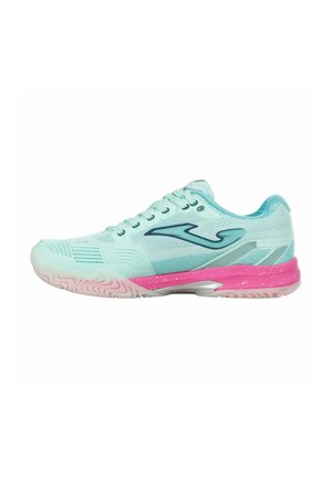 Hellblauer Sportschuh mit dunkelblauem Logo, rosa Sohle mit weißen Sprenkeln und strukturierter Außensohle, von der Seite vor weißem Hintergrund gezeigt.