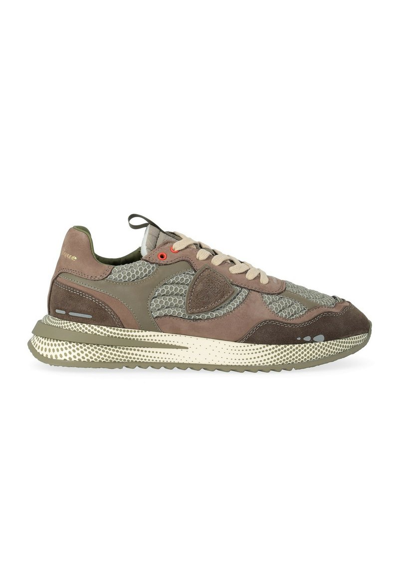 Sneaker da uomo marrone e verde oliva con pannelli in tessuto a rete, lacci beige e suola crema motivata, mostrato in profilo destro.