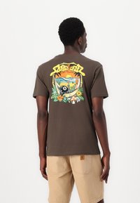 Braunes Baumwoll-T-Shirt mit einem bunten Grafikdruck auf dem Rücken, der eine Landschaft, Blumen und einen Panda zeigt. Mit kurzen Ärmeln und Rundhalsausschnitt.