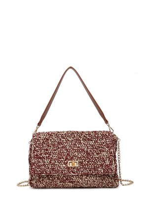 Rechthoekige bordeauxrode en beige geweven handtas met bruine leren riem, gouden draaivergrendeling en afneembare gouden ketting schouderriem.