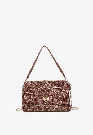 Rechthoekige bordeauxrode en beige geweven handtas met bruine leren riem, gouden draaivergrendeling en afneembare gouden ketting schouderriem.