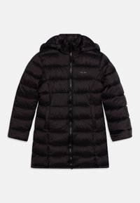 Svart puffjacka med huva, med horisontellt quiltade sektioner, framzippering och två sidofickor. Slät, glänsande tyg.