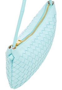 Woven leatherowa torebka w jasnoniebieskim kolorze o zaokrąglonym kształcie, ze złotymi detalami zamka i gładką fakturą. W zestawie regulowany pasek.