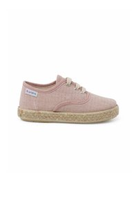 Scarpe da ginnastica in tela rosa chiaro con una finitura testurizzata, dotate di lacci beige e una suola in juta con dettagli di cucitura. Etichetta del marchio sul lato.