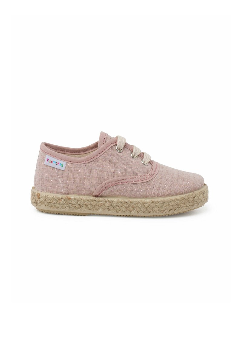 Scarpe da ginnastica in tela rosa chiaro con una finitura testurizzata, dotate di lacci beige e una suola in juta con dettagli di cucitura. Etichetta del marchio sul lato.