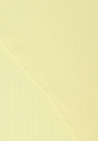 Tissu jaune clair avec une texture douce, présentant un tissage à motif subtil et des bords frangés.