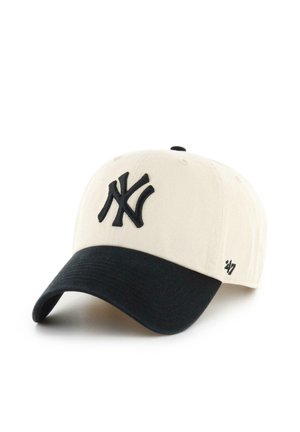 Beige und schwarze Baseballkappe mit schwarzem "NY"-Logo auf der Vorderseite und "47" auf der Seite gestickt, auf weißem Hintergrund.