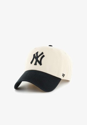 Beige und schwarze Baseballkappe mit schwarzem "NY"-Logo auf der Vorderseite und "47" auf der Seite gestickt, auf weißem Hintergrund.