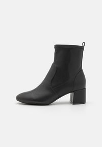 Bottes noires à la cheville en simili cuir lisse, avec un bout arrondi, des panneaux latéraux élastiques et un talon carré.