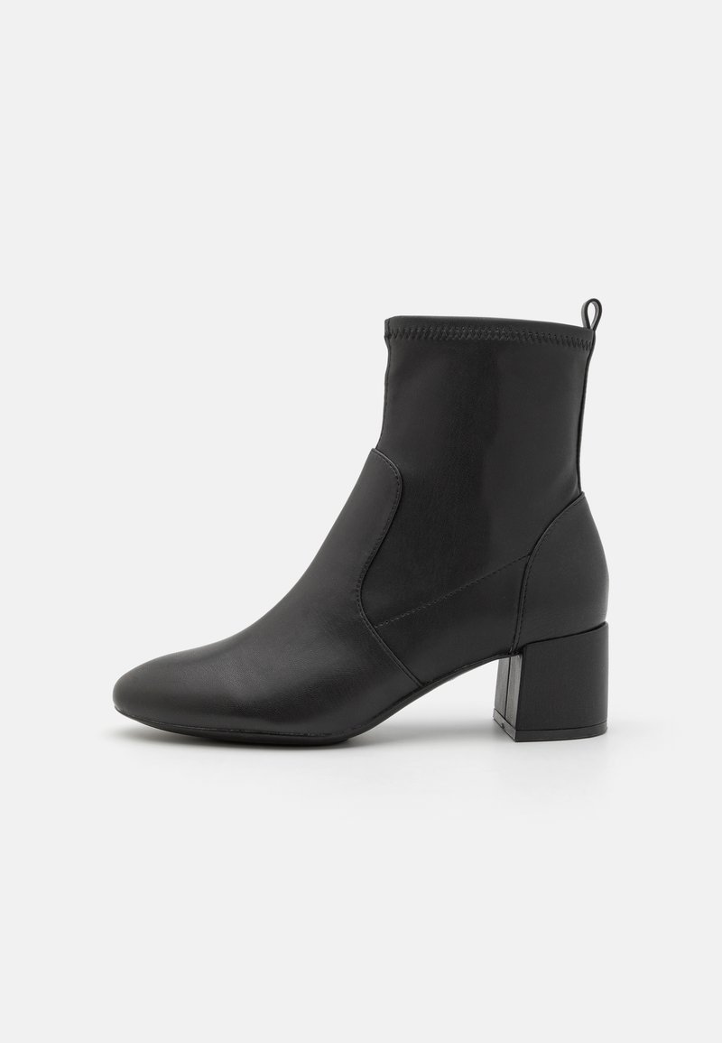 Bottes noires à la cheville en simili cuir lisse, avec un bout arrondi, des panneaux latéraux élastiques et un talon carré.
