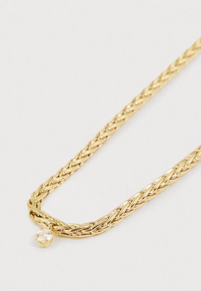 Collier tressé en or avec un petit accent ressemblant à un diamant au centre, mettant en valeur un tissage complexe et une finition lisse et polie.