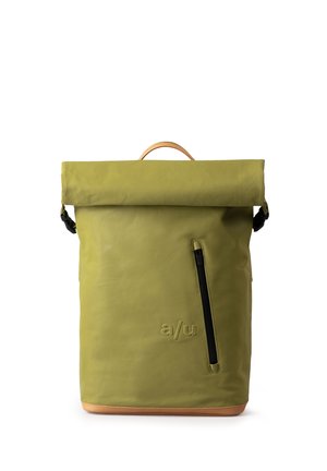 Zaino verde con chiusura a rotolo, manico in pelle, tasca con zipper nera e logo impresso, caratterizzato da una superficie liscia e una forma strutturata.