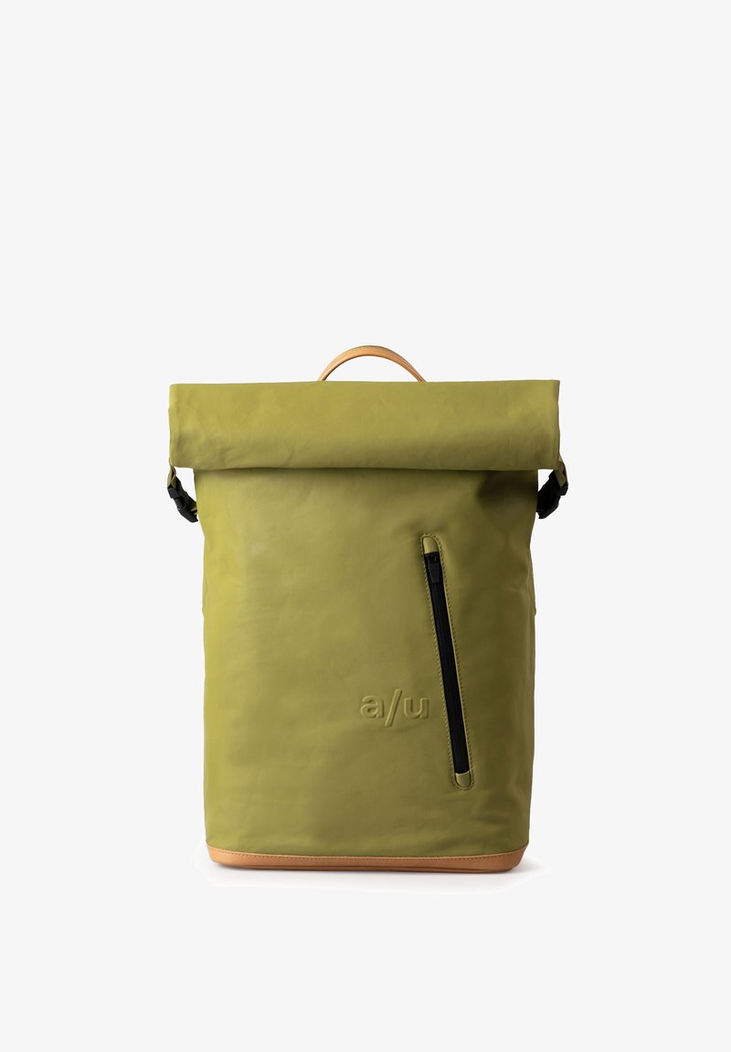 Grüner Roll-Top-Rucksack mit einem Ledergriff, schwarzem Reißverschlussfach und geprägtem Logo, das eine glatte Textur und eine strukturierte Form aufweist.
