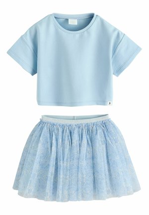 Hellblaues kurzärmeliges Bauchfreies Oberteil kombiniert mit einem hellblauen, floralen Mesh-Rock mit elastischem Bund, entworfen für Kinder.