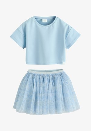 Svijetloplava kratka majica s kratkim rukavima u kombinaciji sa svijetloplavom mrežastom suknjom s cvjetnim uzorkom i elastičnim pojasom, dizajnirana za djecu.