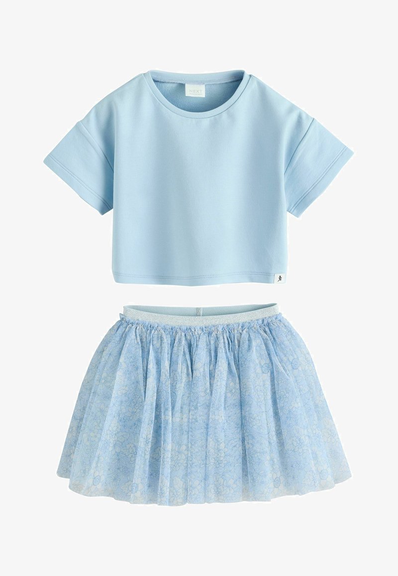 Jasnoniebieski krótki top z krótkim rękawem w połączeniu z jasnoniebieską, kwiecistą siateczkową spódnicą z elastycznym pasem, zaprojektowaną dla dzieci.