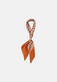 Bufanda de seda en color óxido con un diseño de crema Patrón. Presenta una textura suave y bordes acabados, con forma triangular.