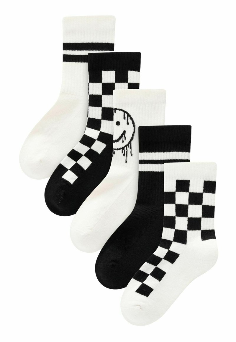 Fünf Paar Socken in Schwarz und Weiß. Die Merkmale umfassen Streifen, Schachbrettmuster und ein lächelndes Gesicht auf einem Paar.