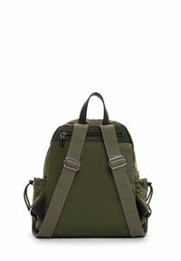 Mochila verde oliva con correas de hombro dobles, asa superior, bolsillo frontal con cremallera, superficie texturizada y bolsillos de malla en los laterales.